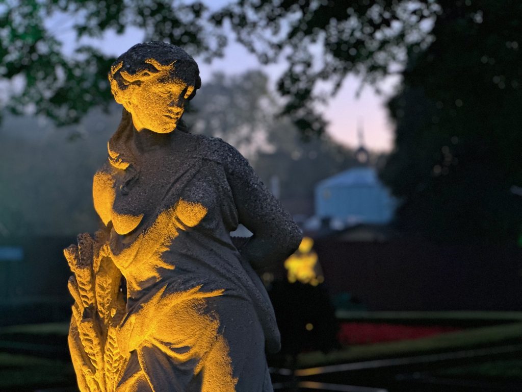 Gorgon Gardens Howl O Scream statue green