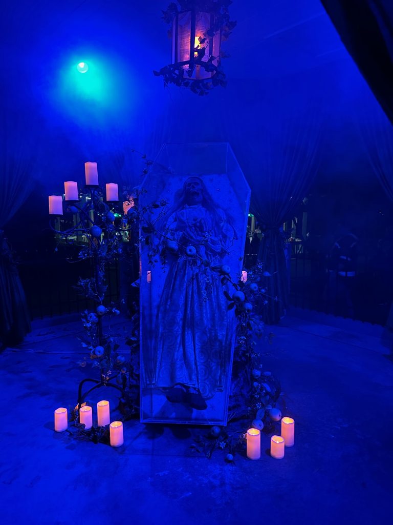 Snow White Scare Tale Road Howl-O-Scream 
